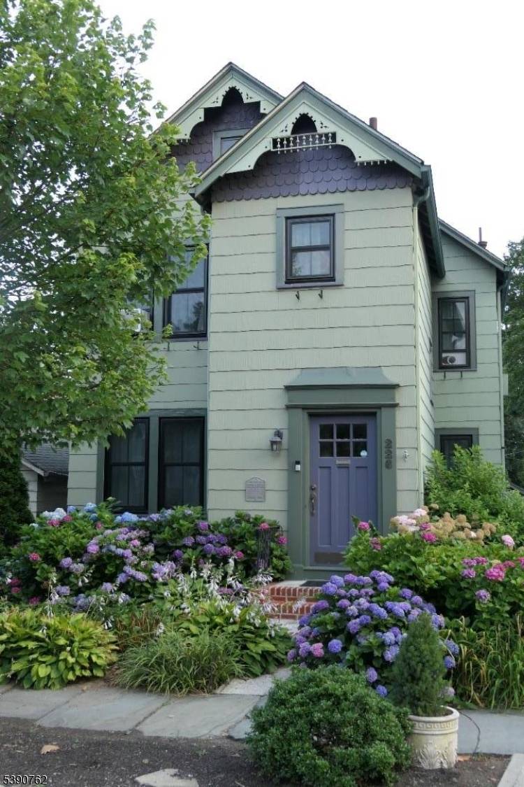 Welcome to 226 Baldwin Street Historic Charm Meets Modern Comfort !