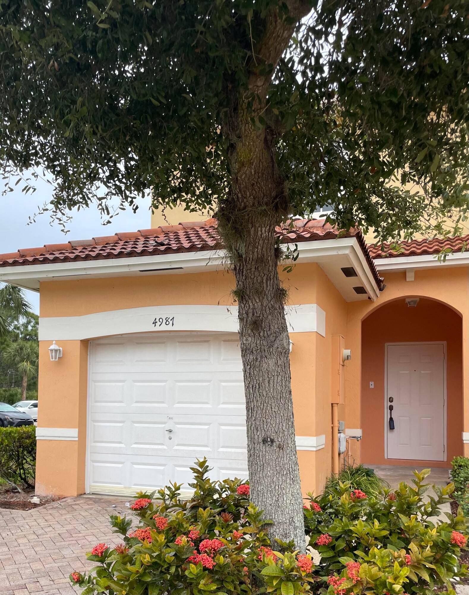 Great 3 2. 5 1 corner unit in central location near beaches, parks, I95, shopping, etc.
