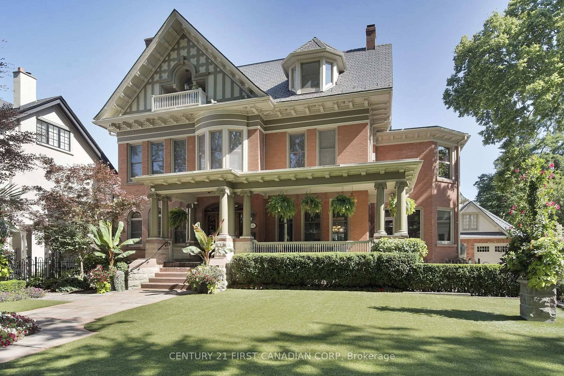 The two and a half storey red brick house at 191 Cheapside Street reflects a typical late Edwardian style, but on a grander scale that allows for striking architectural flourishes.