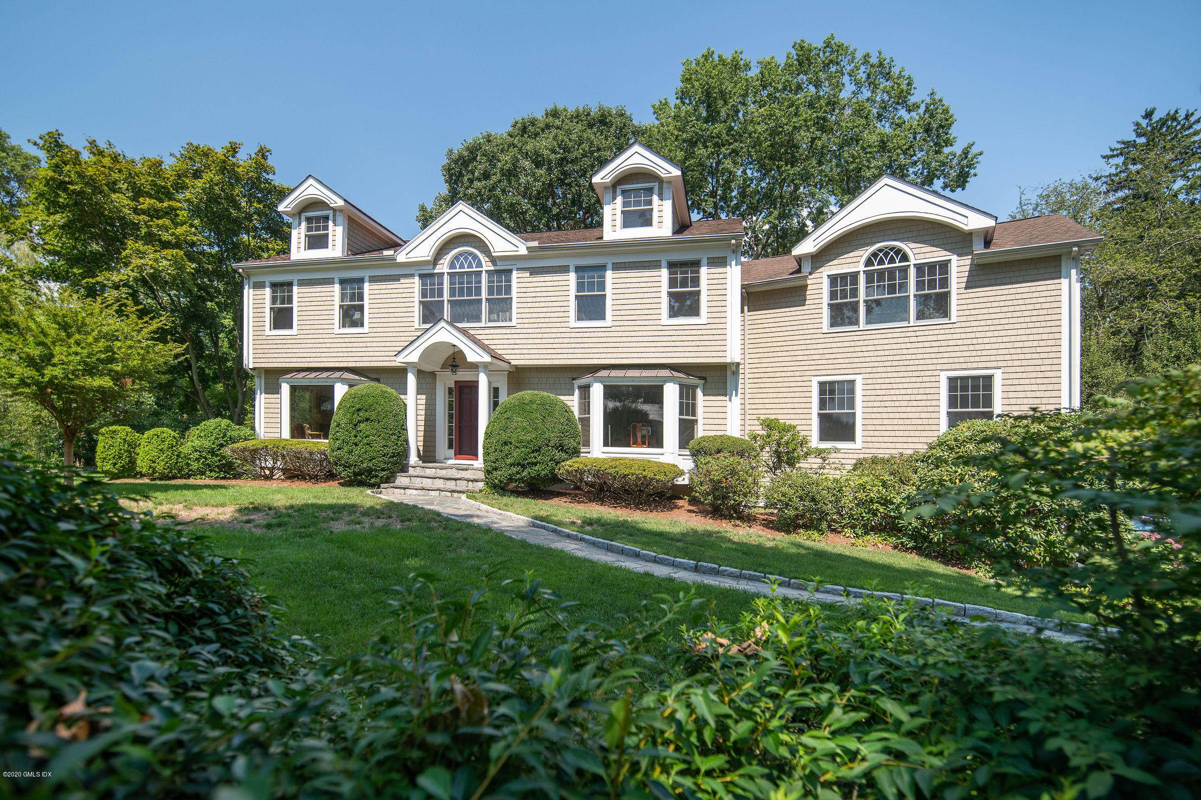 This Hillcrest Park neighborhood rental has expansive outdoor yard space with a new auburn back deck.