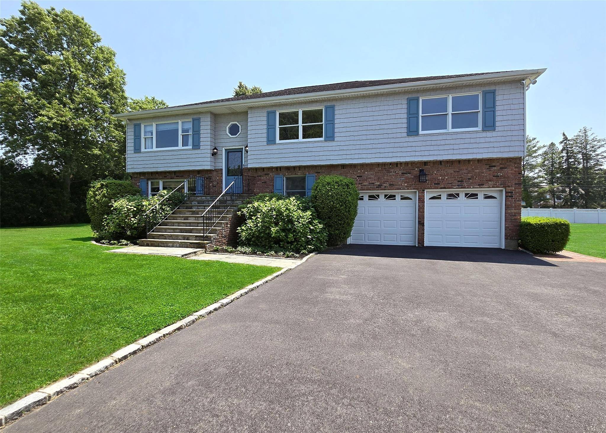 Rare find in beautiful Soundside Estates !