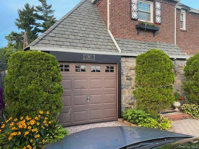 Now available for rent ! This spacious 5 bedroom, 2.