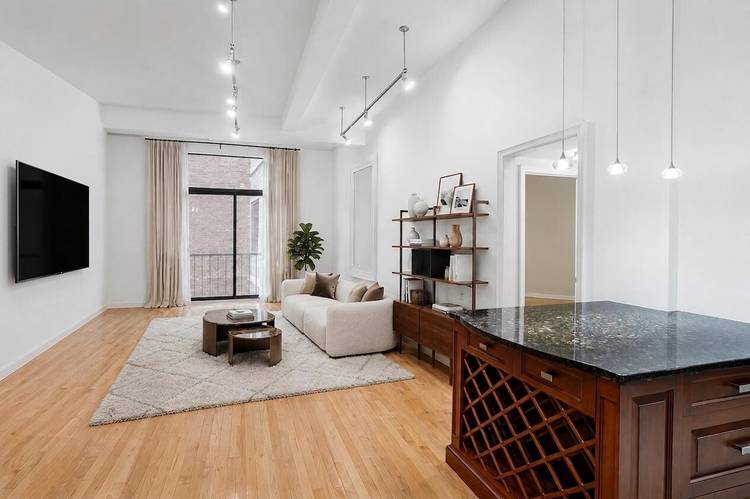 Welcome to Residence 8R at 254 Park Avenue South, an exceptional and flexible home set in the heart of the iconic Flatiron District.