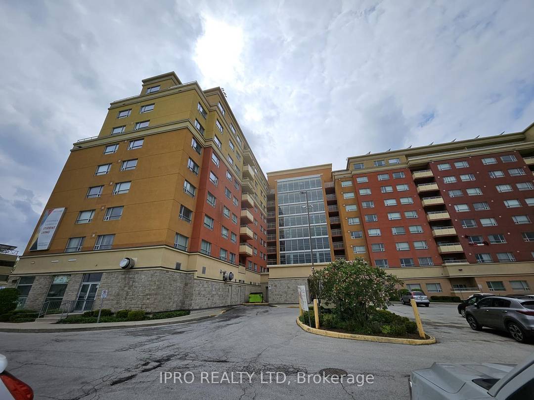 Amazing opportunity for a female student looking for a student resident housing option close to McMaster University !