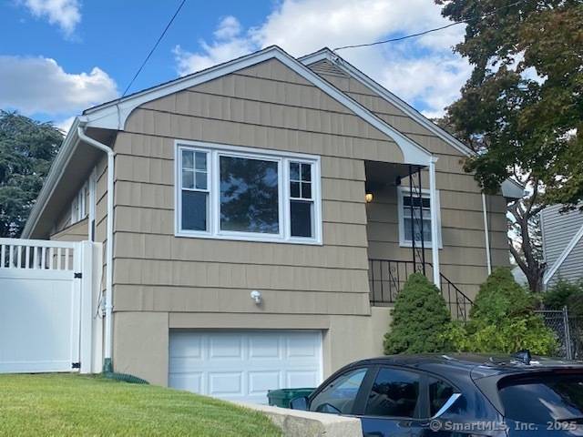 Welcome to this charming Paradise Green Ranch, perfectly situated within walking distance to the park, shopping, restaurants, and so much more !