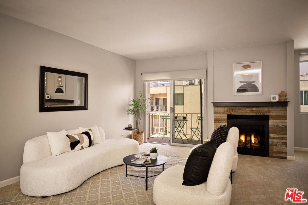 927  N Kings Rd 1BR Sunset Strip La