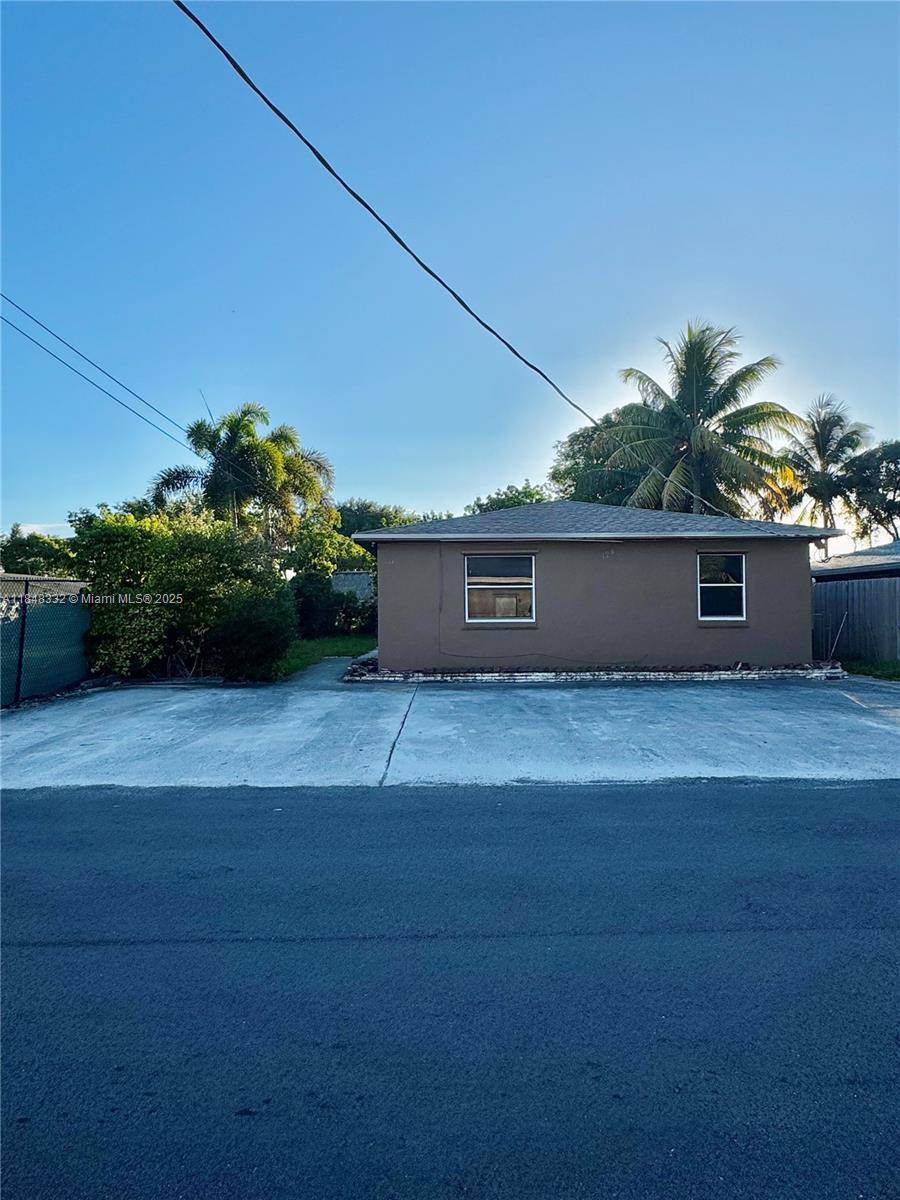 Attention savvy investors this is your chance to secure a standout duplex in one of Hallandale s hottest rental markets.