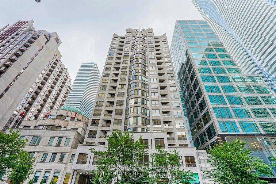 Discover urban living at its finest in this bright and spacious, almost 800 sq.