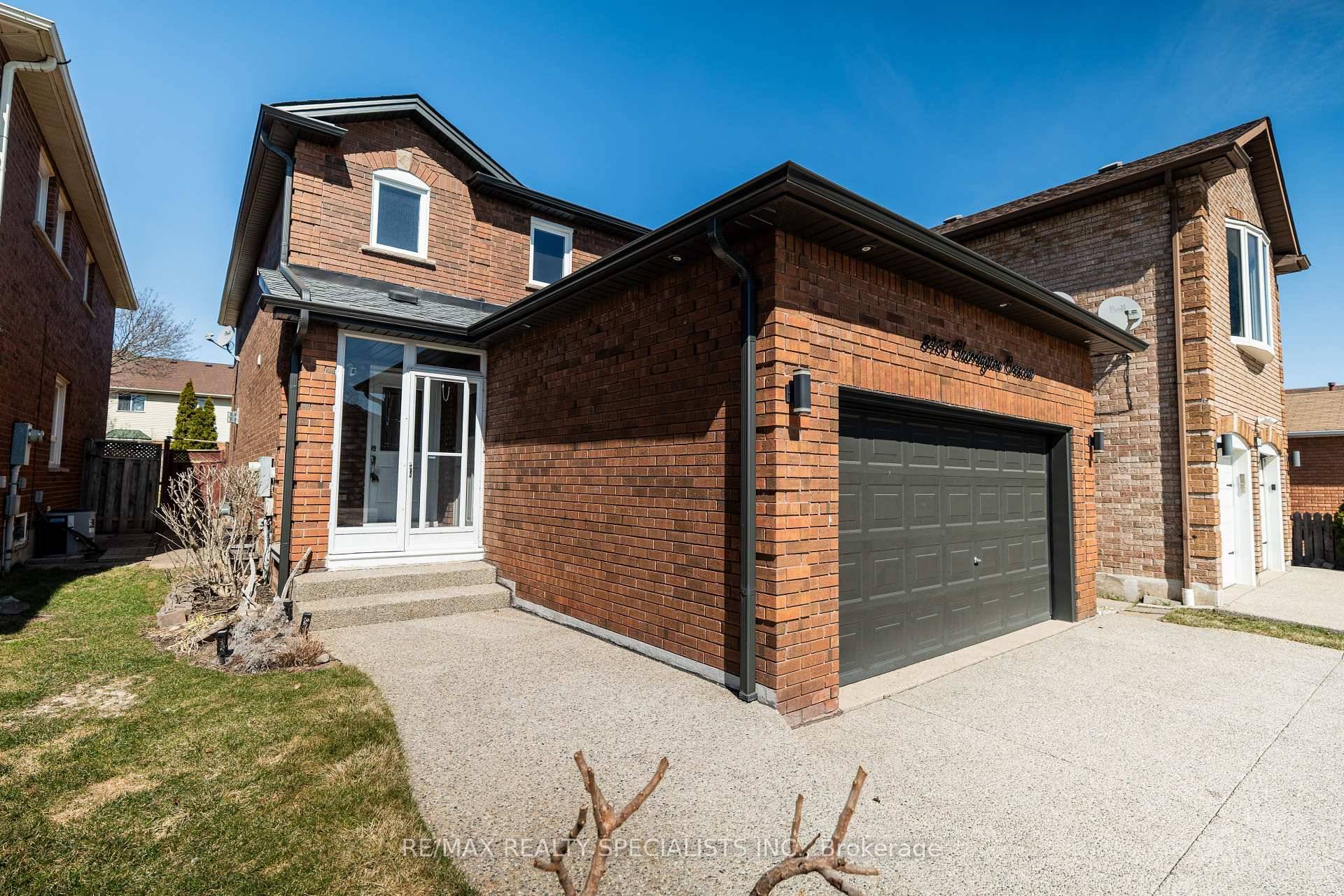 Stunning 4 bedroom, 4 bathroom detached home in highly desirable neighbourhood.