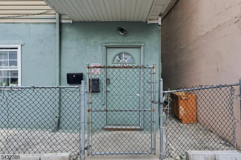 Rare opportunity ! Parking Galore !