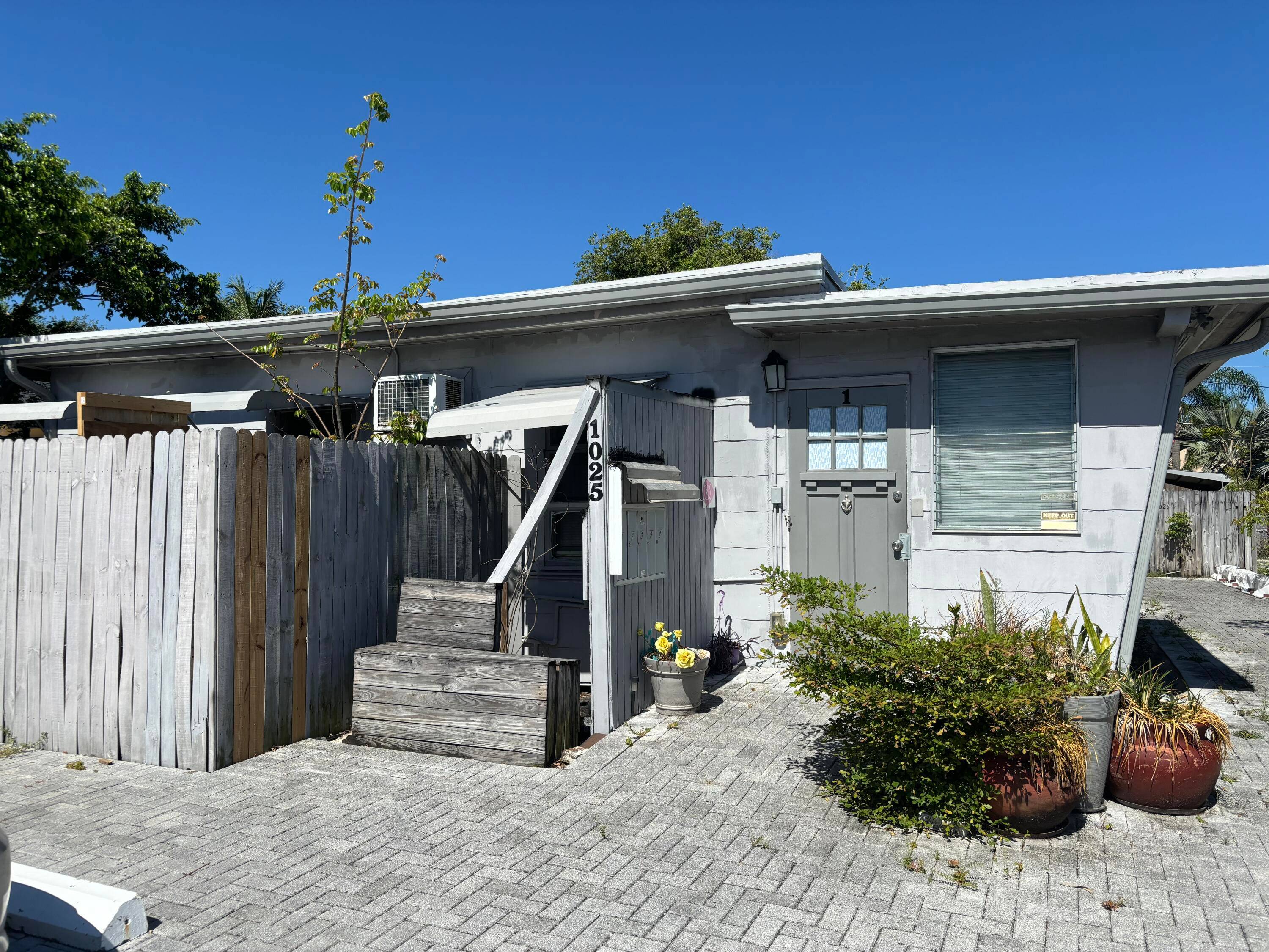 Don't miss this great investment opportunity in Lake Ridge !