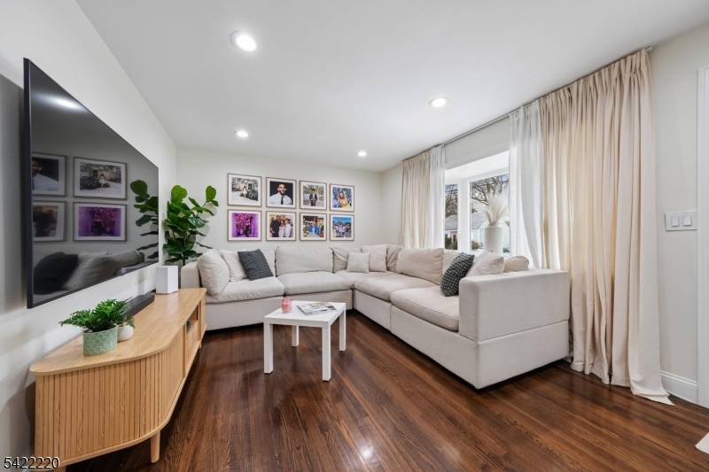 FULLY UPDATED, PRISTINE, MOVE IN READY !