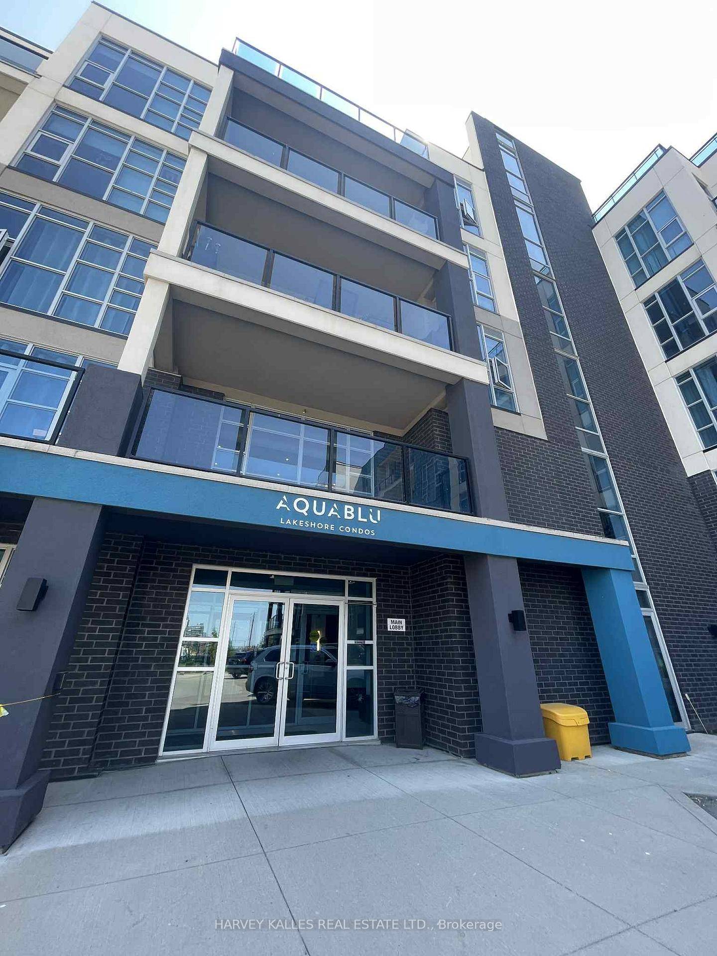 Luxury Lakeside Living Awaits !