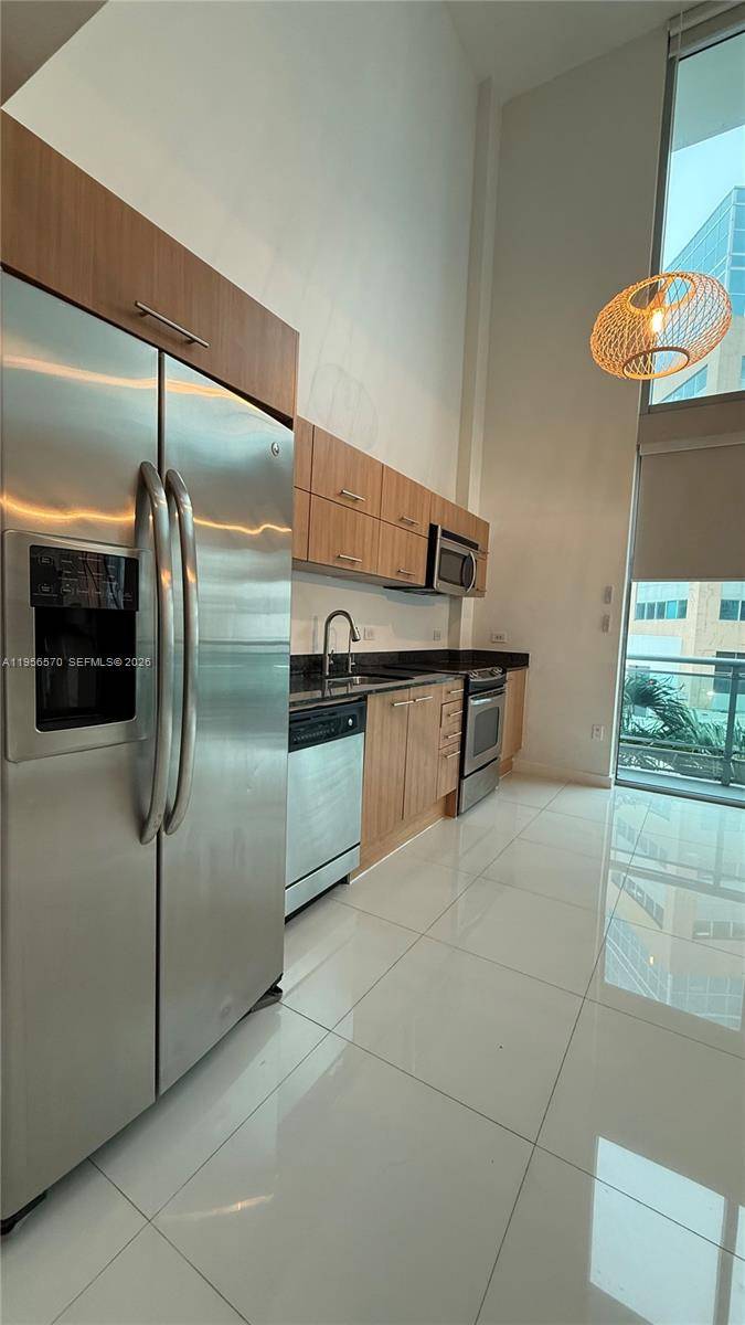 Beautiful and spacious 2 bedroom, 2 bath Loft Style residence in Wind Condominium.