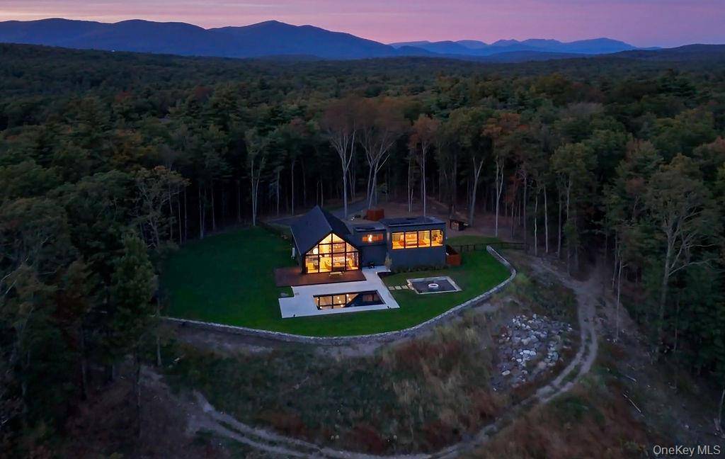 Perched up high this recently built luxury home features sweeping, south facing, 180 degree mountain views which are emphasized from both inside and outside the house.