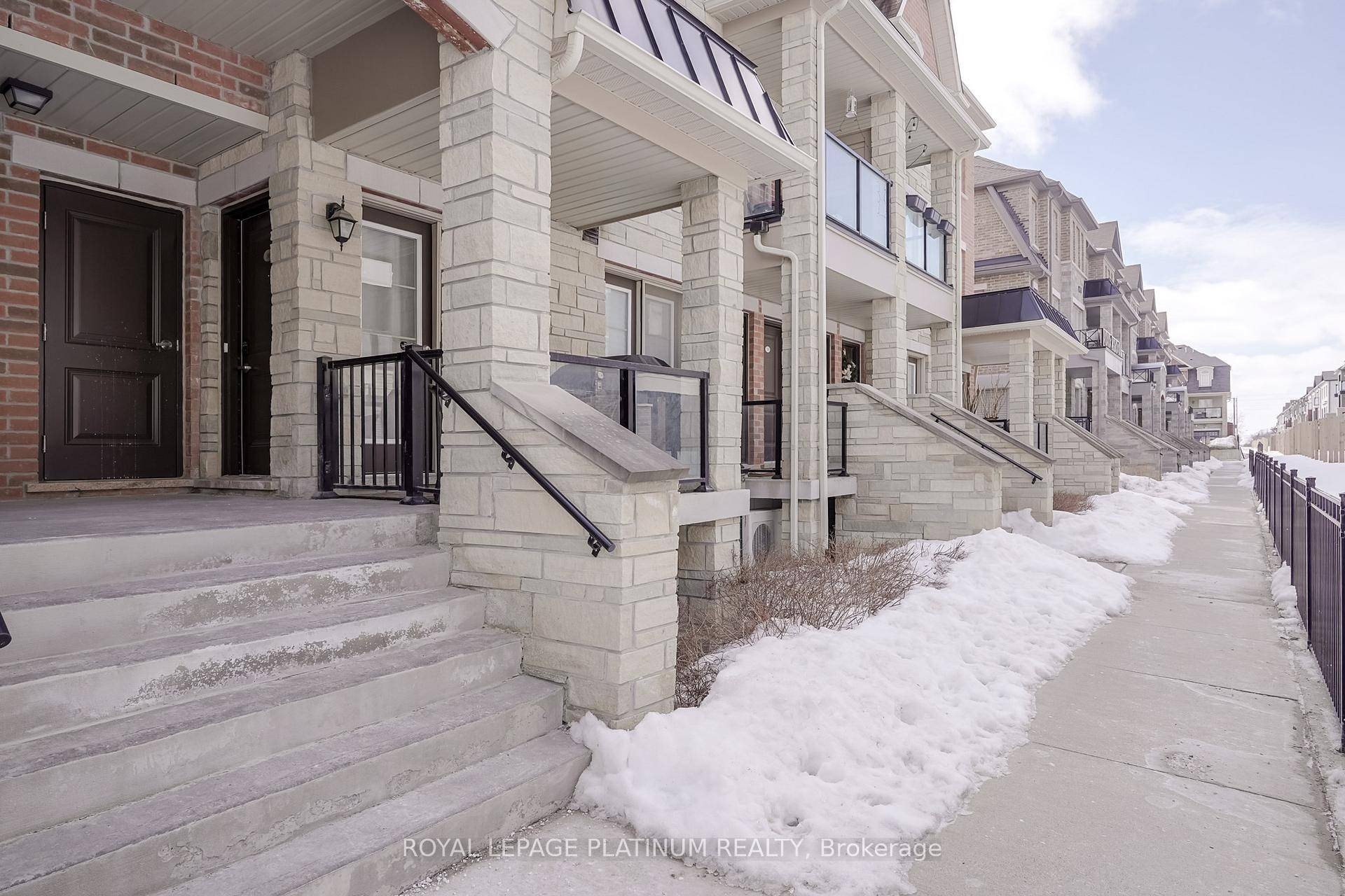 Bright amp ; Spacious Condo Townhouse Minutes To Mt Pleasant Go Station.
