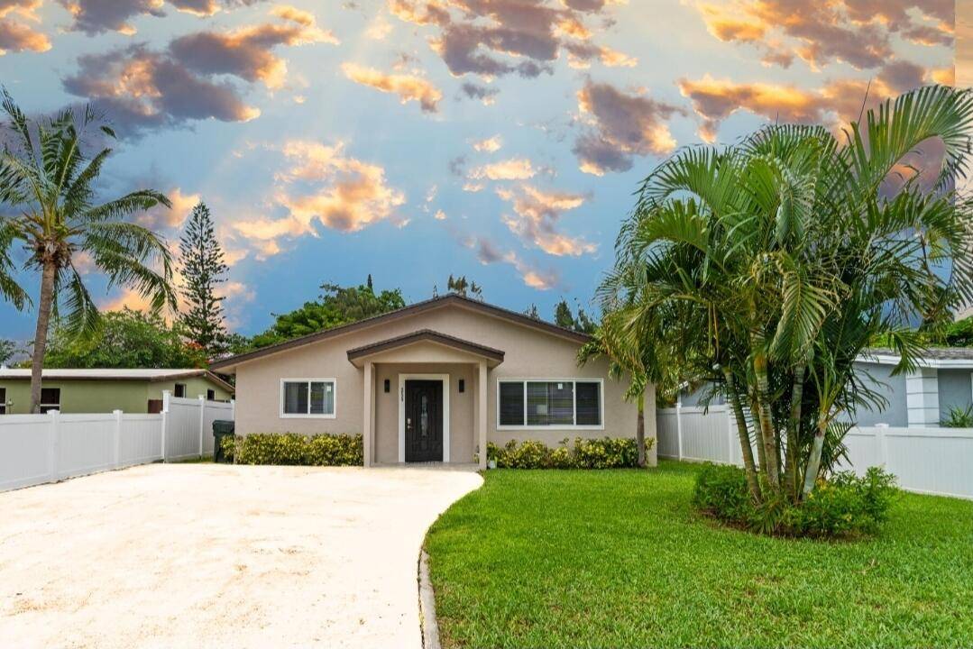 Modern, Move In Ready Rental in Prime East Boca Location !
