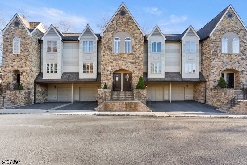 Bright and airy townhouse located in a desirable, well maintained community, offering a comfortable, stylish, and low maintenance lifestyle.