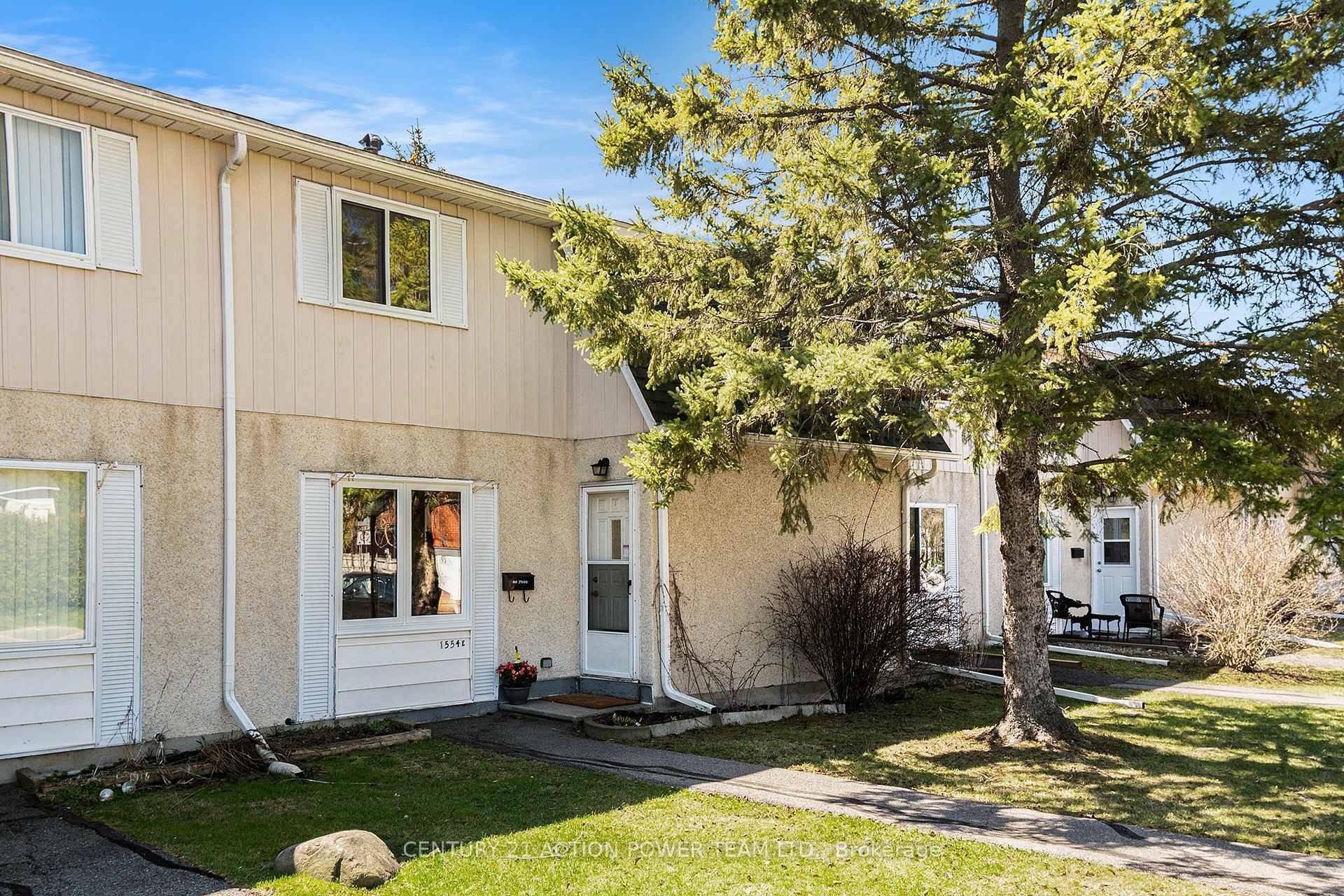 Welcome to this charming 3 bedroom, 2 bathroom condo townhome, ideally located in the desirable Pineview community.