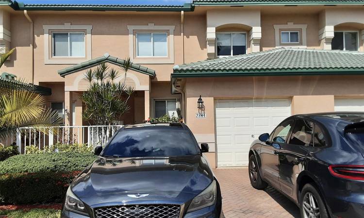 Beautiful Villa style unit in Kings Point ; this active adult community features resort style amenities including a pool, clubhouse, movie theater, and fitness center.