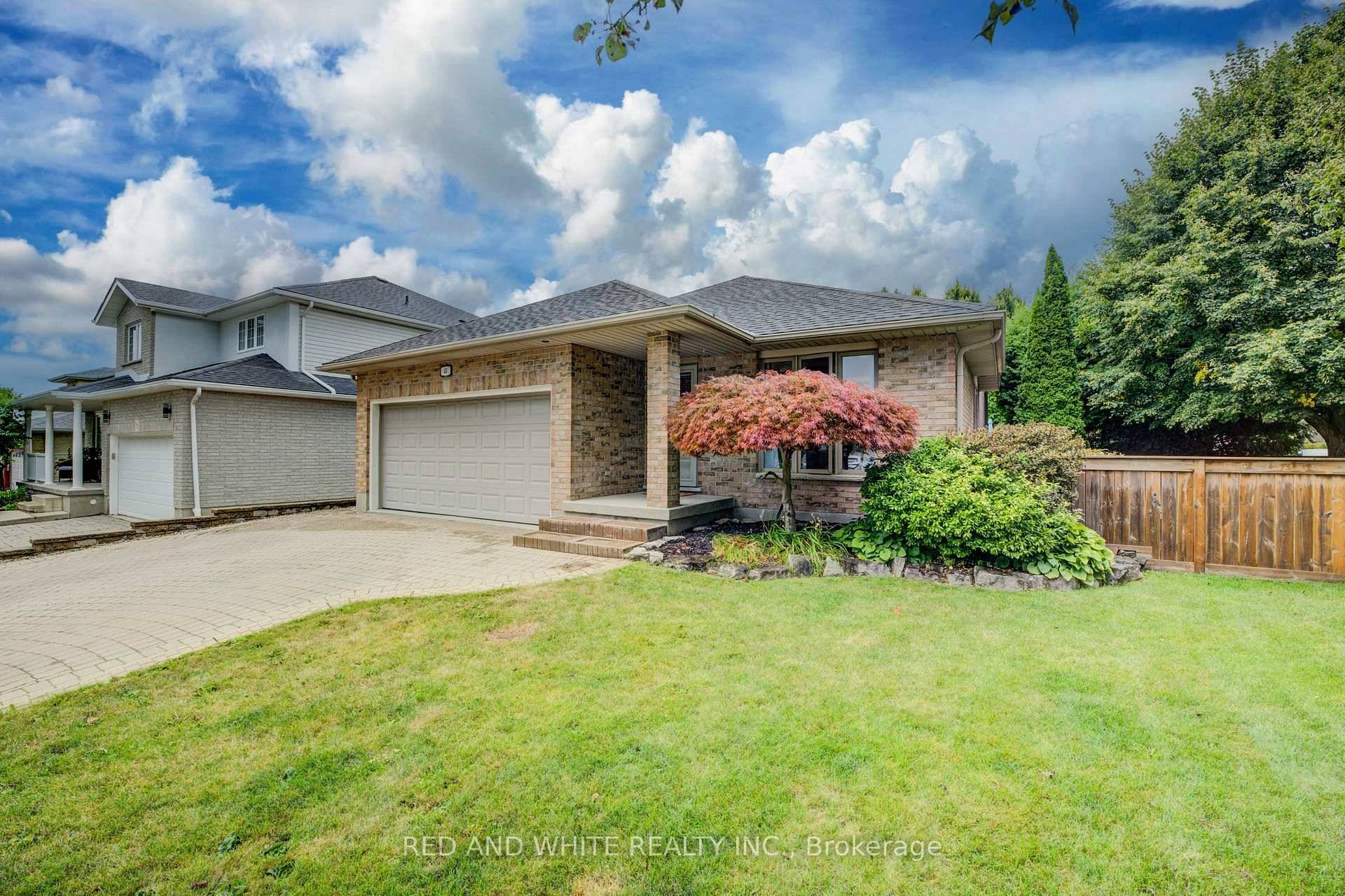 PERFECT LOCATION ! GREAT PRINCIPLE RESIDENCE in a quiet, safe, established desirable neighbourhood on a no exit cul de sac.