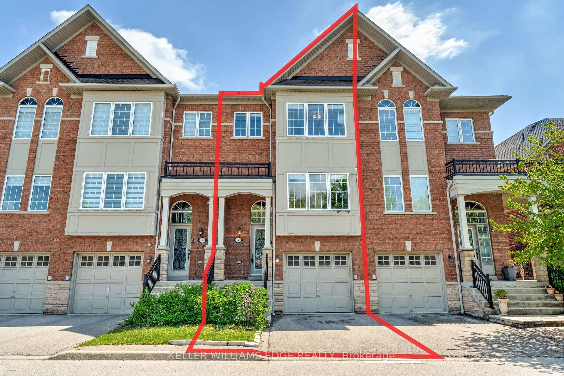 Show Stopping Executive Townhome in a quiet, private enclave of central Mississauga !