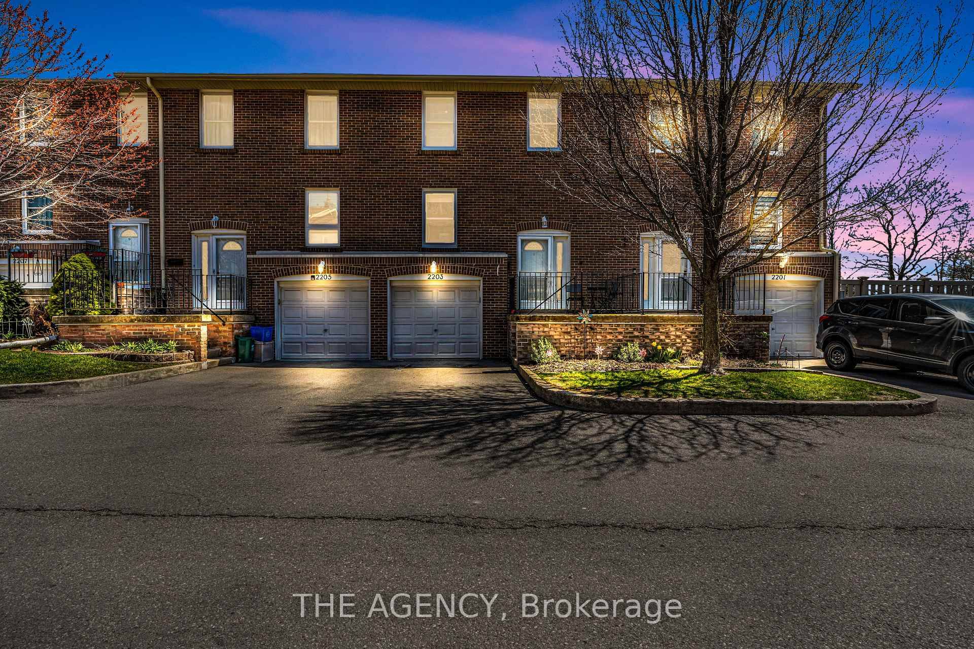 Welcome to this spacious Townhome nestled in a vibrant, family friendly neighbourhoodin Burlington.