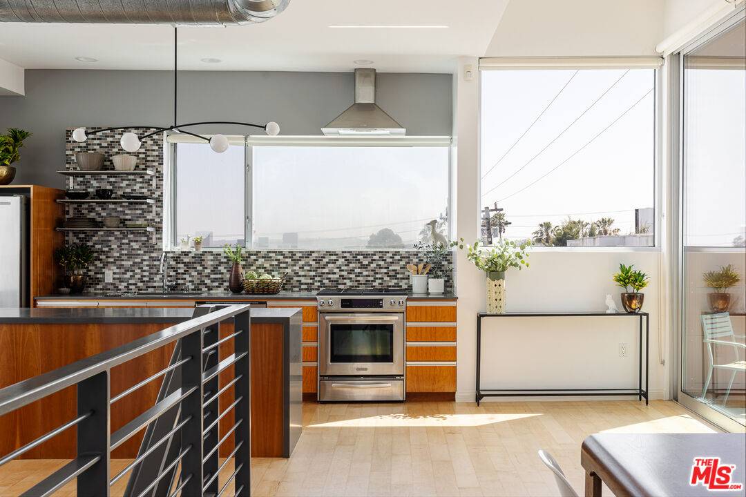 1137 Hacienda Pl 2BR Sunset Strip La