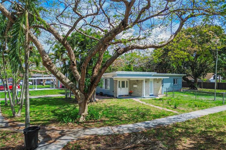 SPACIOUS SINGLE FAMILY HOME ON LARGE CORNER LOT 76.