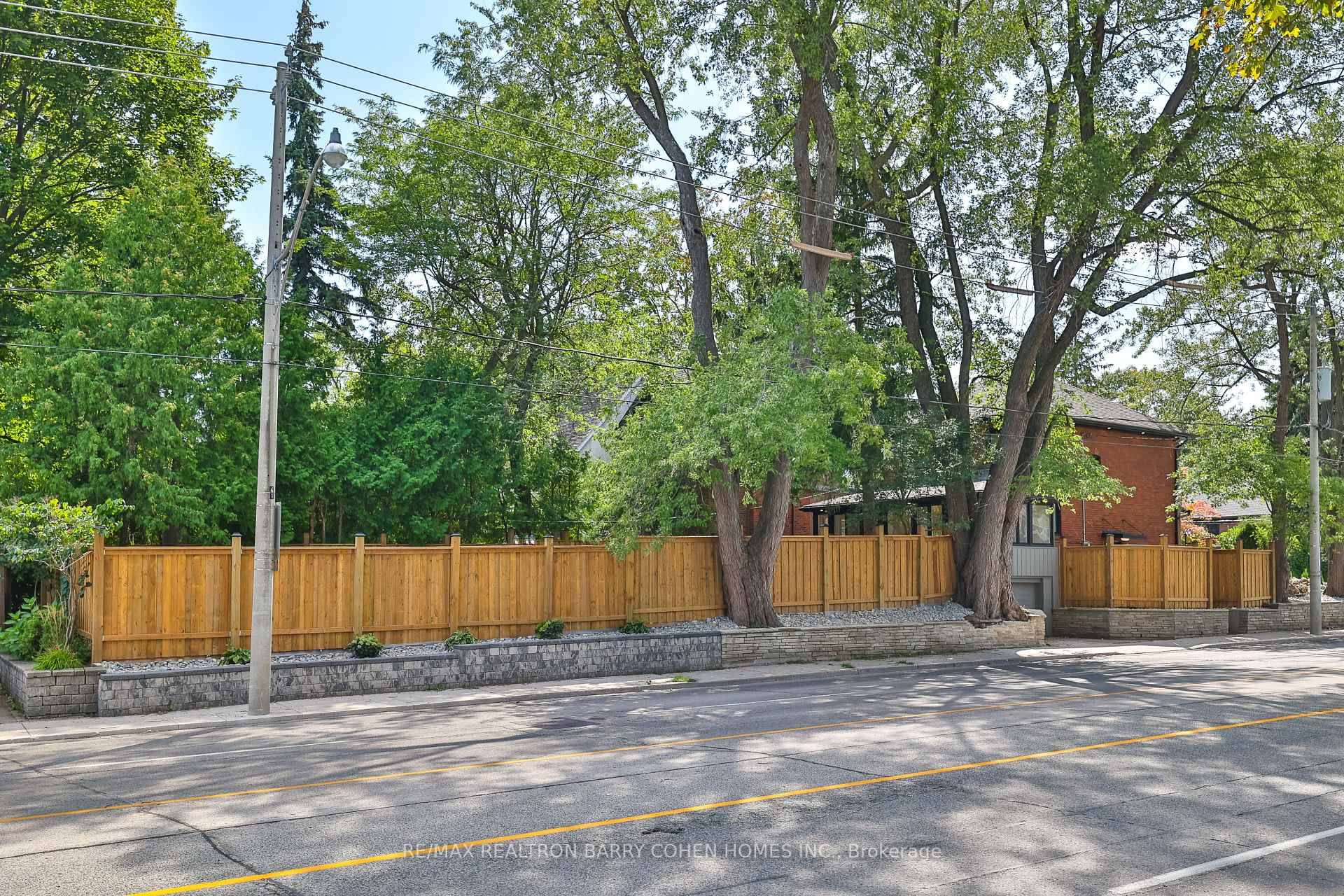 Excellent location Lawrence Park South !