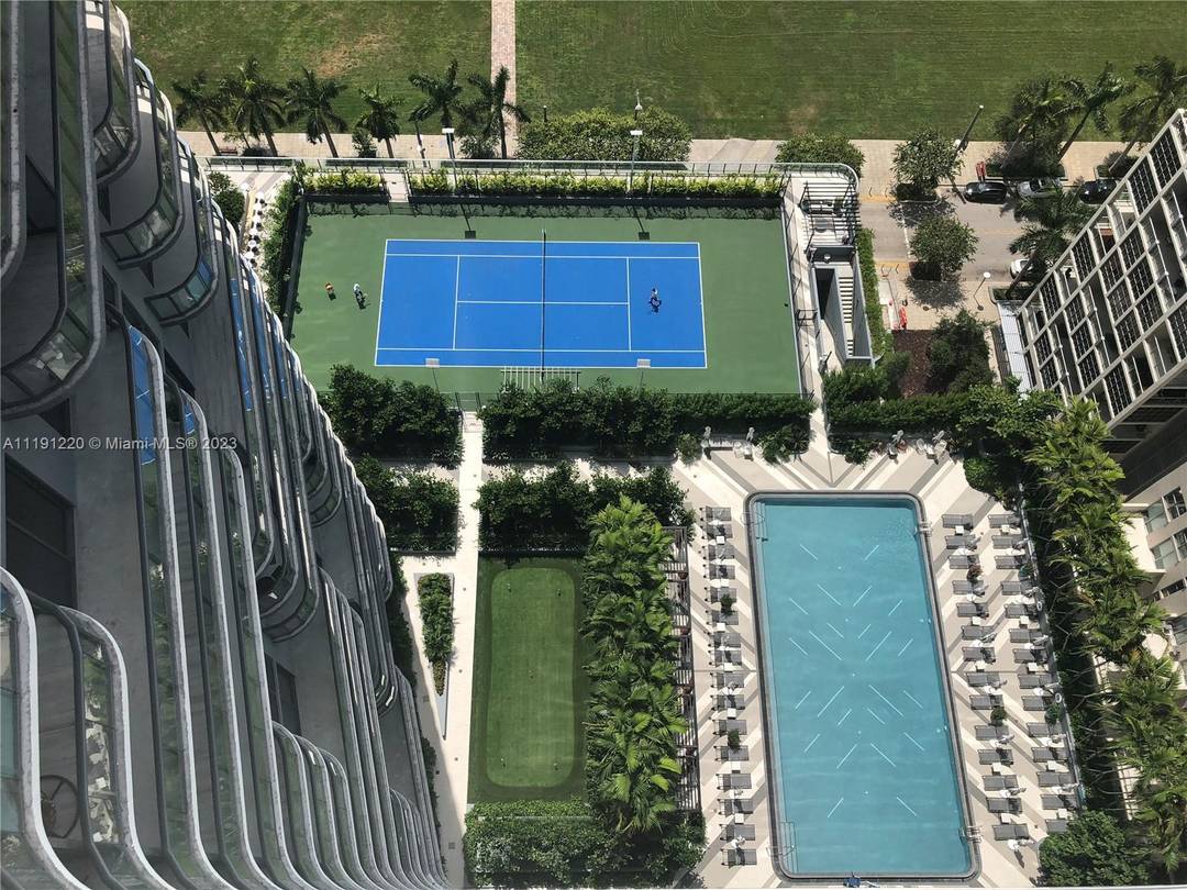 TOTAL 997 SQFT BRAND NEW REMODELED BY INTERIOR DESIGN FIRM THIS RESIDENCE FEATURES STUNNING SUNSET VIEWS ONE FULL BEDROOM 1.