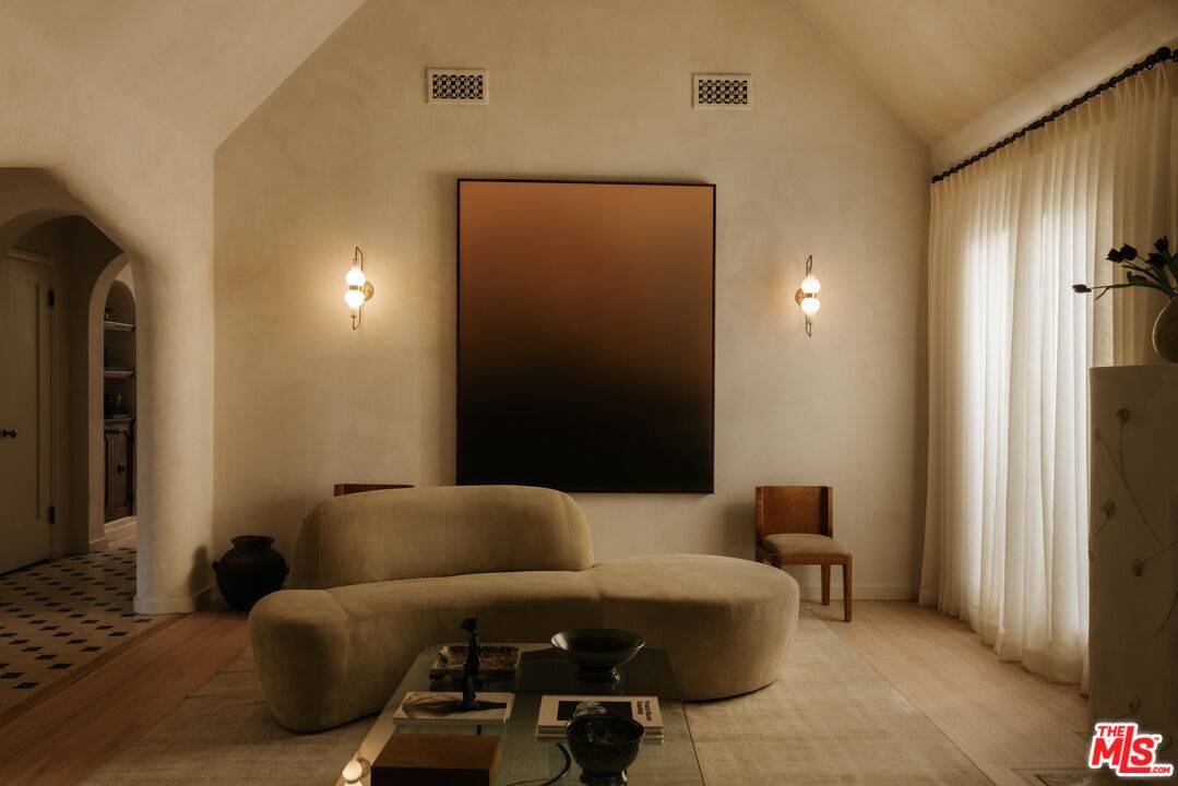6381   Lindenhurst Ave 3BR Beverly Grove La