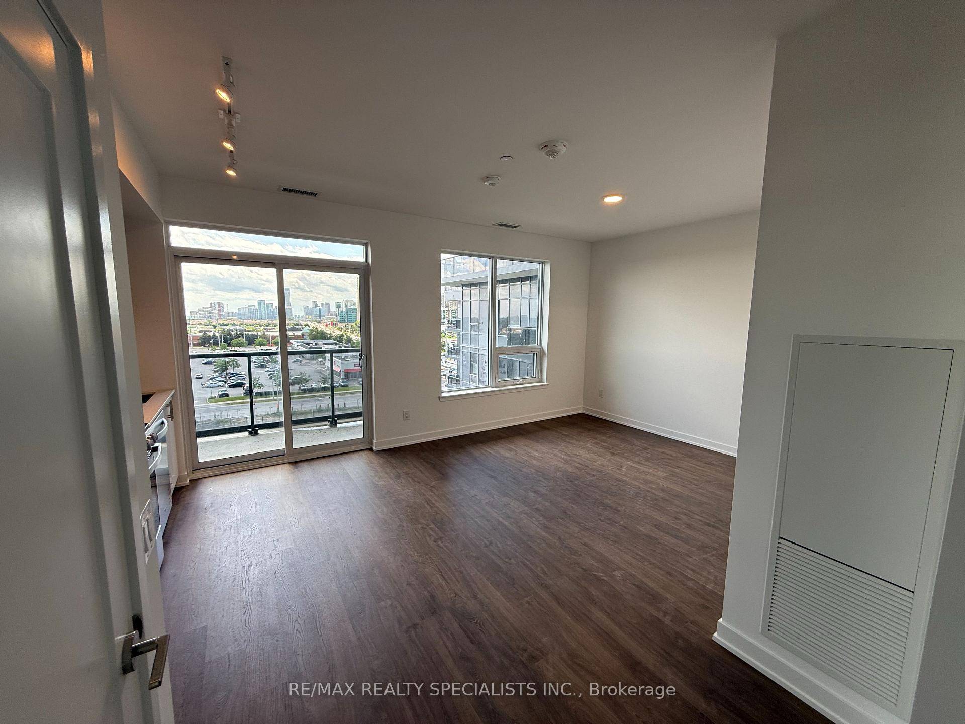 Welcome to this brand new, contemporary bachelor studio, one bathroom condo in the heart of Mississauga's most dynamic and connected community.