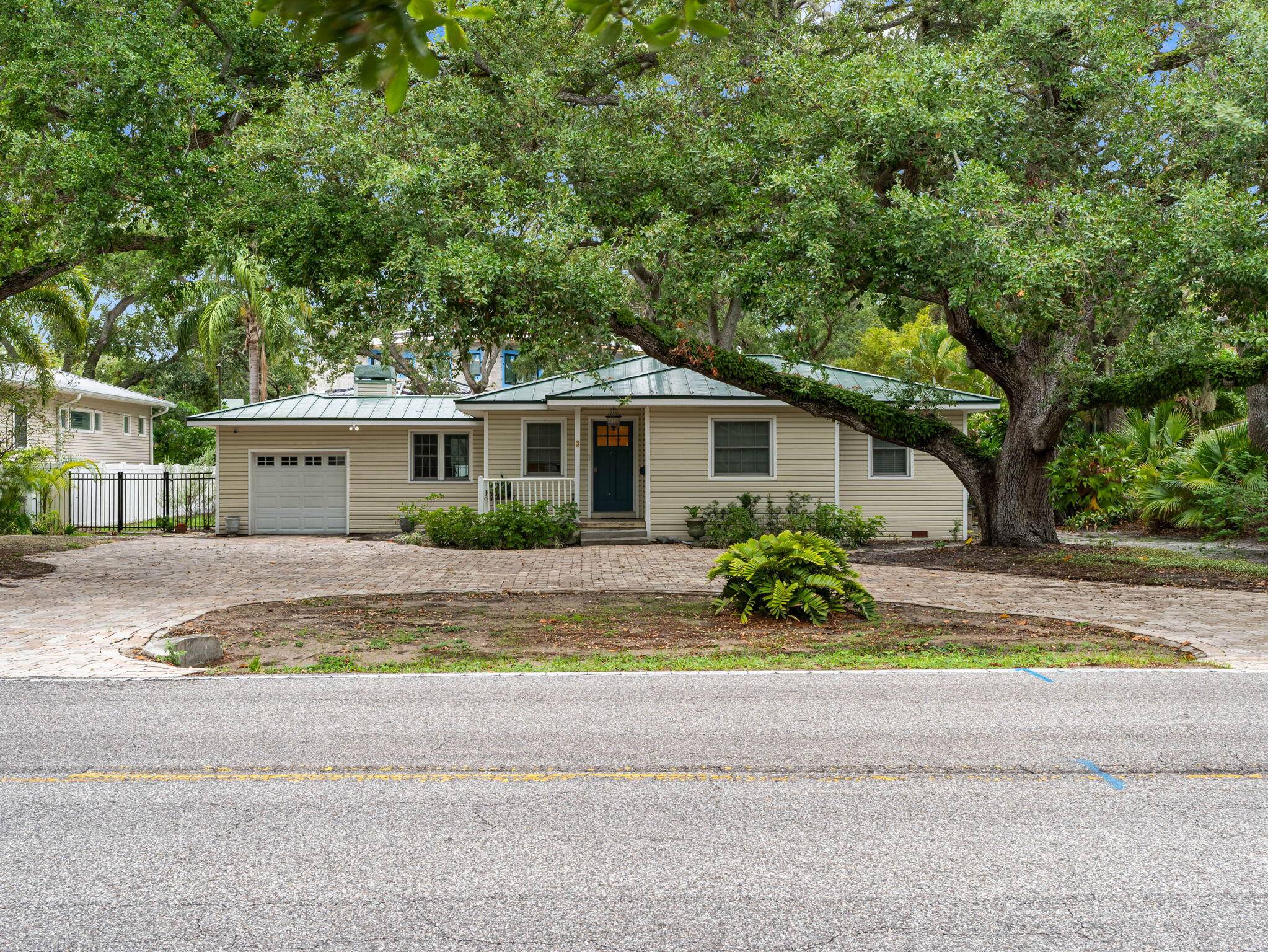AUCTION ! ! ! Located on the prestigious BAYSHORE BOULEVARD, this lot is ready for your dream home our motivated seller has chosen an auction to get the deal DONE.