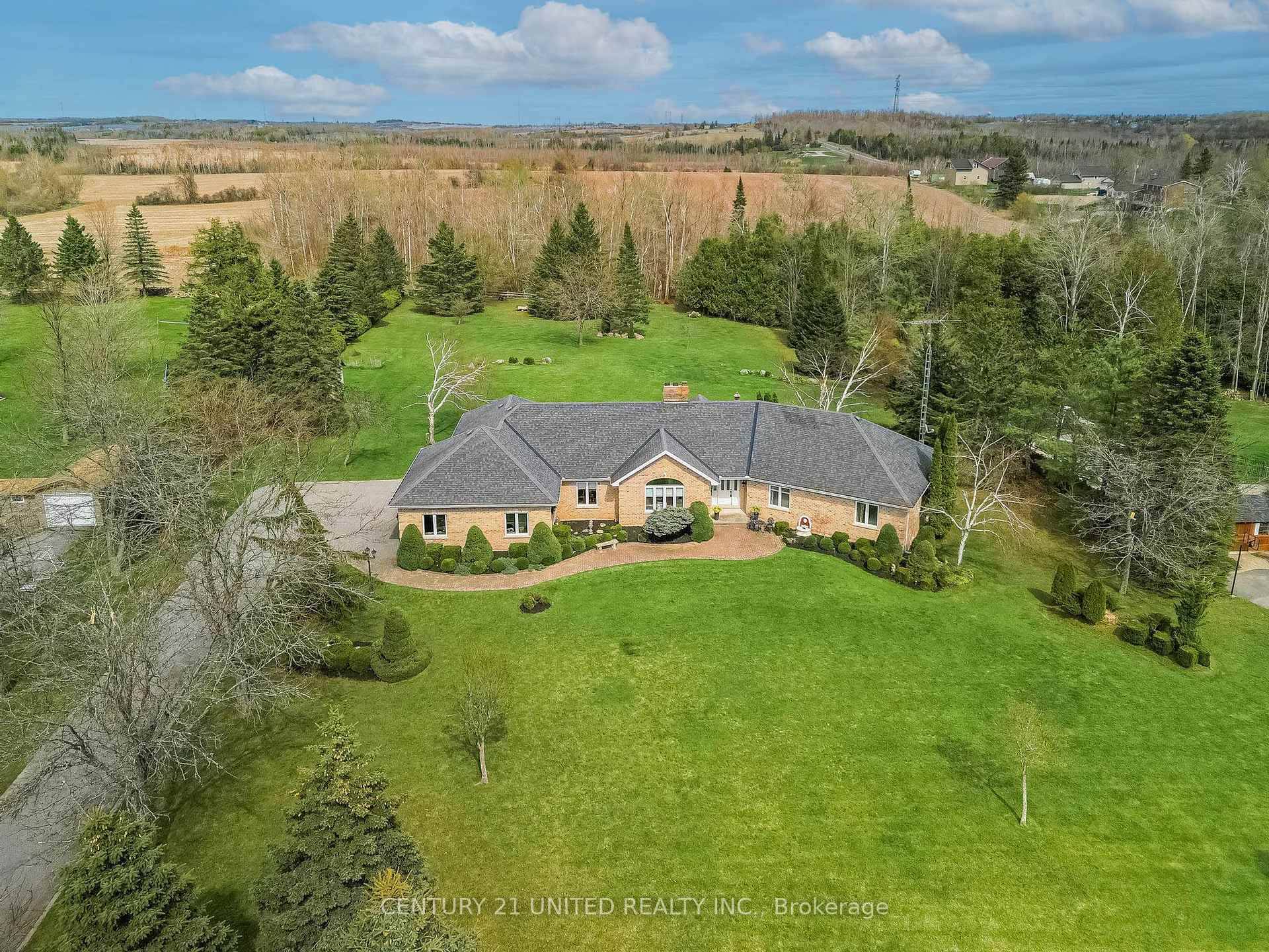 SPRAWLING ESTATE ON 2 ACRES !
