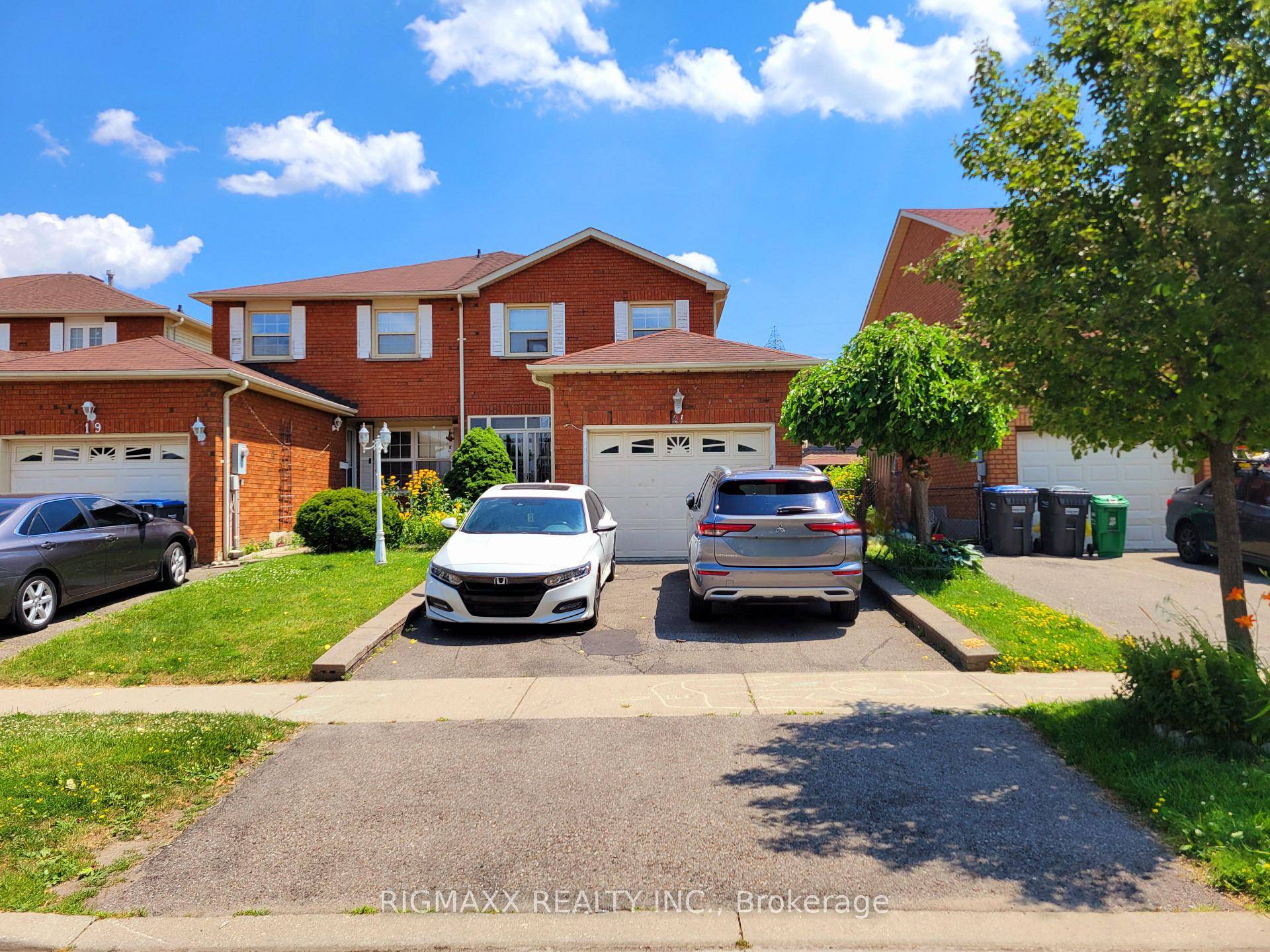 Client Remarks Freehold End Unit Townhome Like Semi Detached One of The Most Desirable Locations of Brampton South.