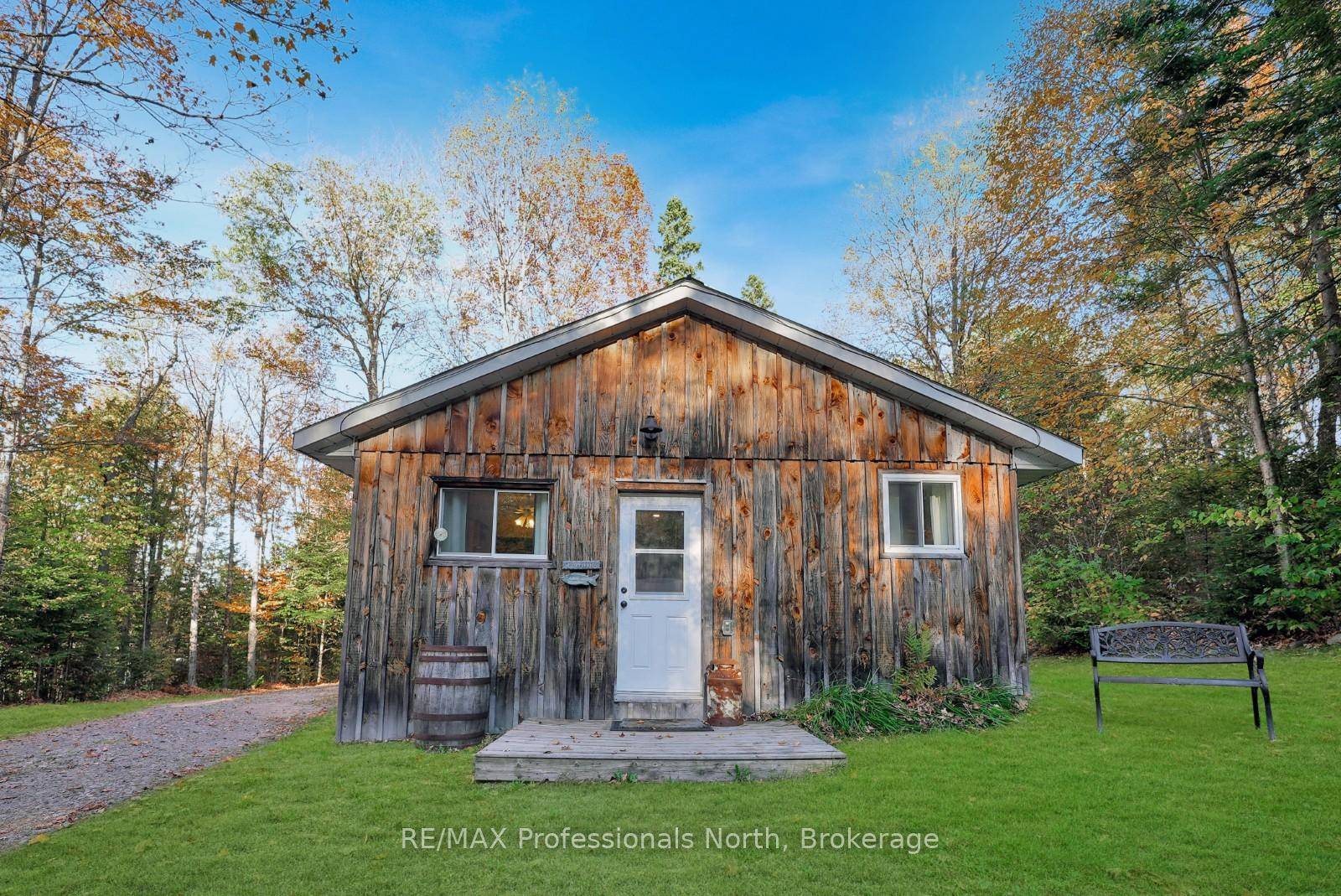 This four season, 2 bedroom, 1 bathroom cabin offers 700 sq.