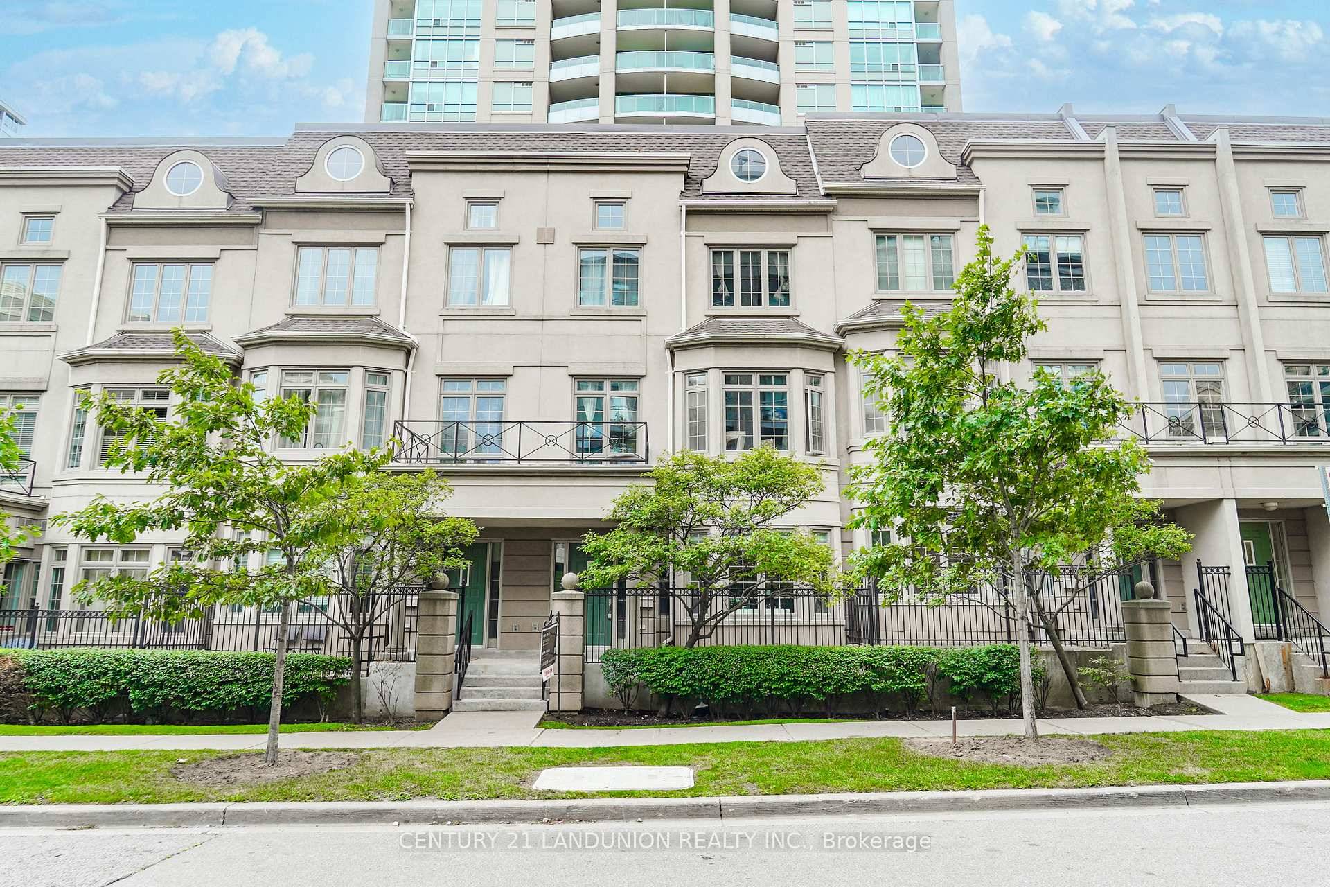 Unbeatable Location ! Rarely Offered 1 1 Condo Townhouse in Prestigious Bayview Village !