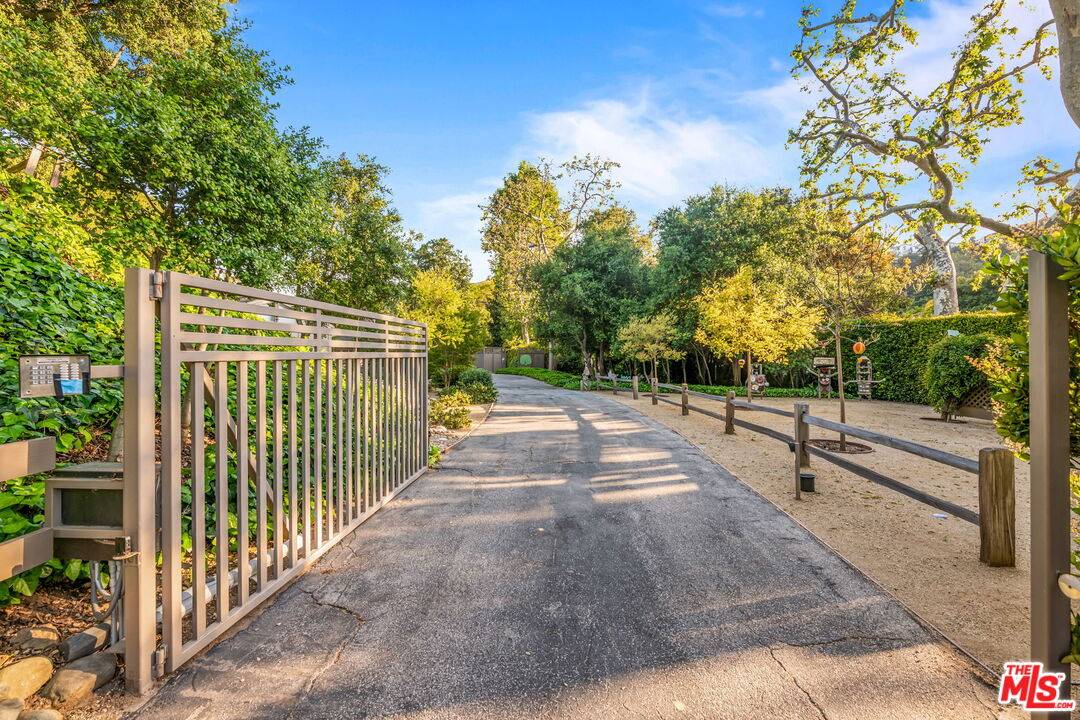 2000   Mandeville Canyon Rd 4.0 Brentwood LA