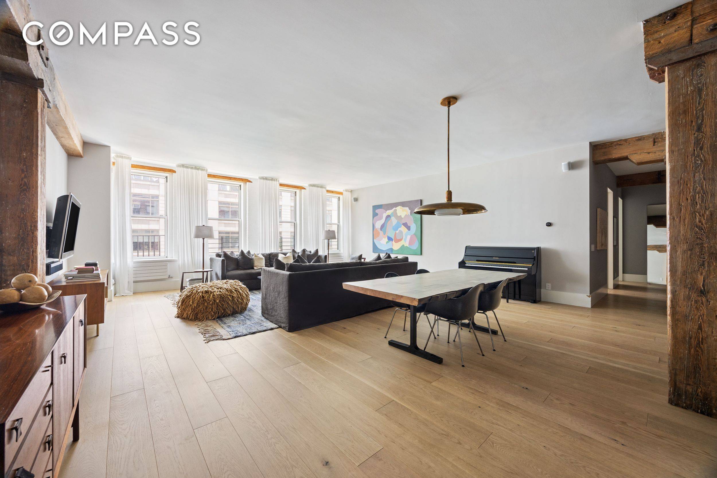 Apartment 4B at 622 Greenwich Street is a turnkey, meticulously renovated residence located in a boutique co op at the intersection of the West Village and Hudson Square.