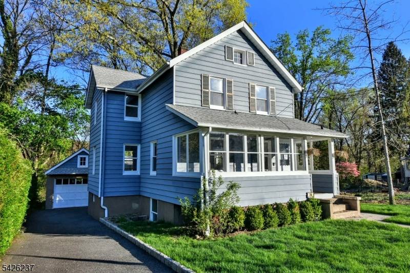 WELCOME TO 36 HINES ! BEAUTIFUL HOME IN A WONDERFUL LOCATION AND SETTING !