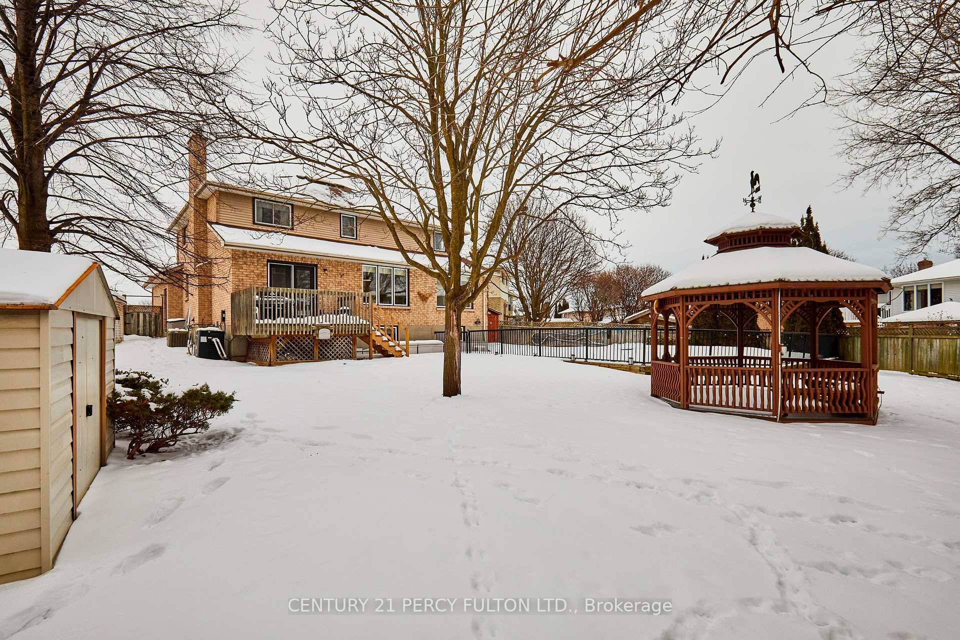 Discover the Perfect Family Retreat A Lovely Large Home amp ; PIE SHAPED Lot on an Idyllic Court in the Desirable Community of Courtice This Home Offers Incredible Space Inside ...