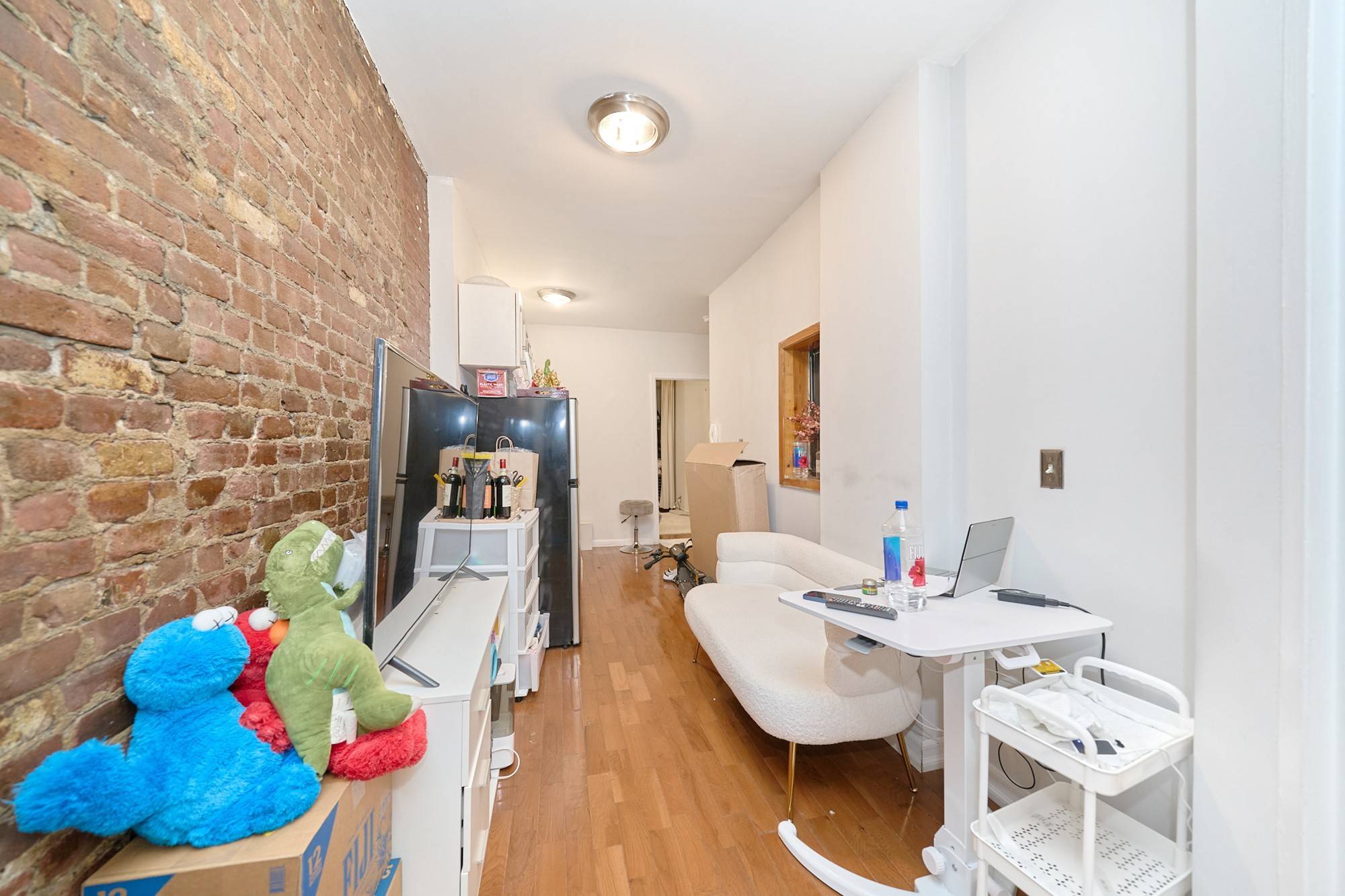 APARTMENT FEATURESQueen Sized BedroomsDishwasherStainless Steel AppliancesSpaciousExposed BrickNatural SunlightSoak in TubBUILDING NEIGHBORHOODLaundry in Building.