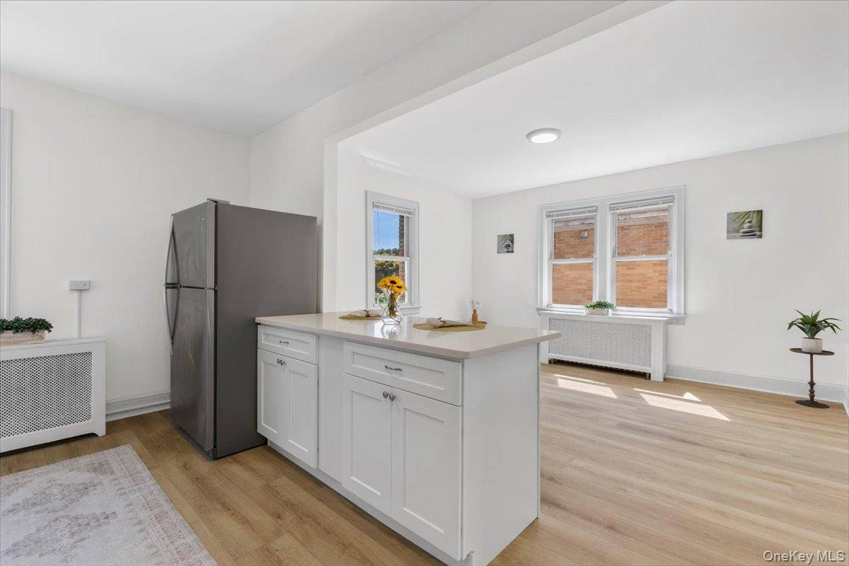 Welcome to this bright and spacious three bedroom, one bath apartment located on the second floor of a well maintained multi family home in the highly desirable Silver Lake West ...