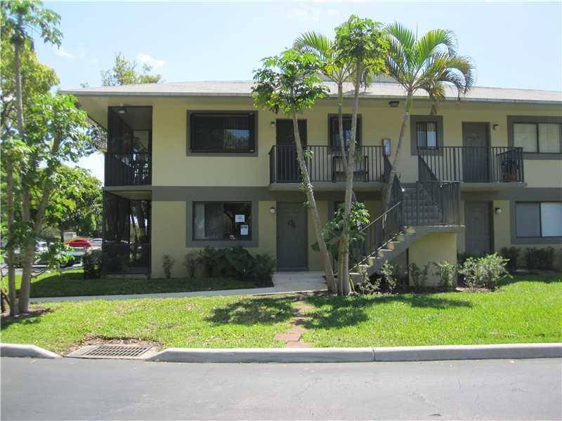 Charming 2 bedroom, 2 bathroom first floor condo in Tivoli Trace, ready for your personal touches !