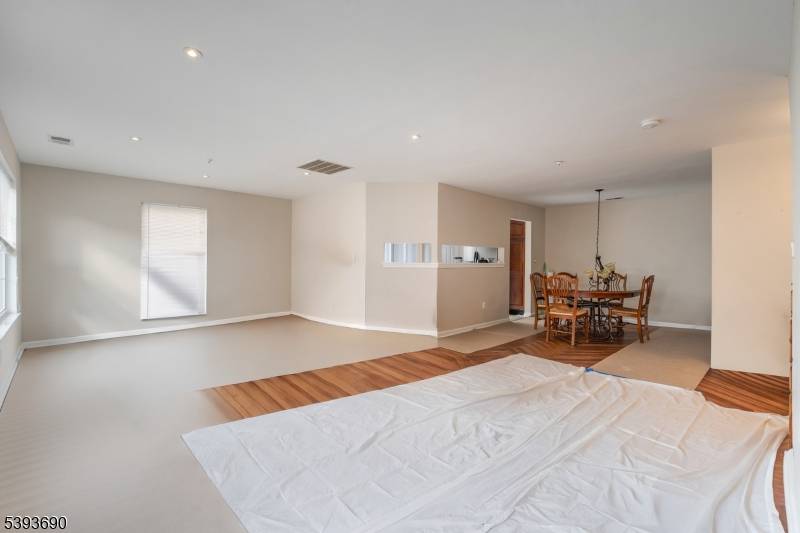 Discover 3 beds 2 and half baths garage townhome in the highly desirable Society Hill at University Heights.