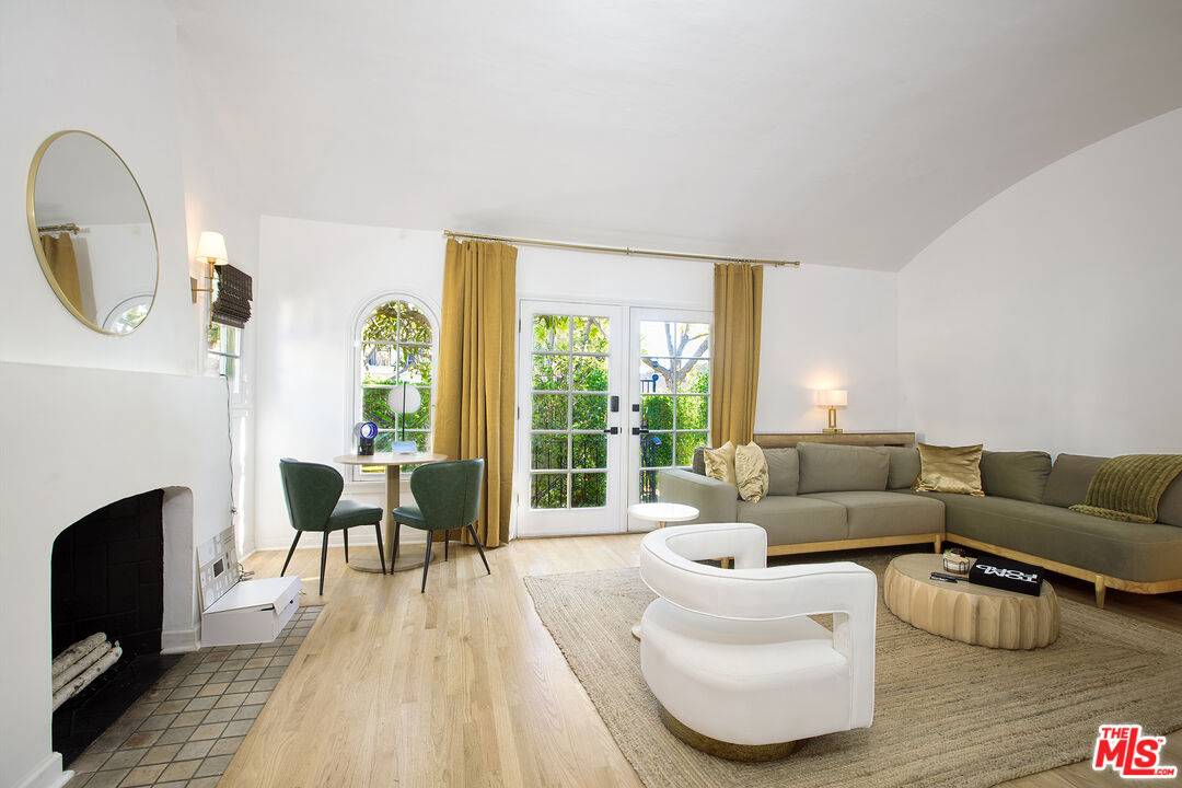 953  N Martel Ave 2BR Hollywood Hills East La