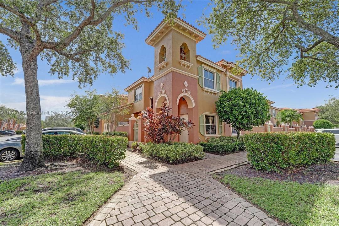 Large Corner 3bed 2. 5 bathroom.