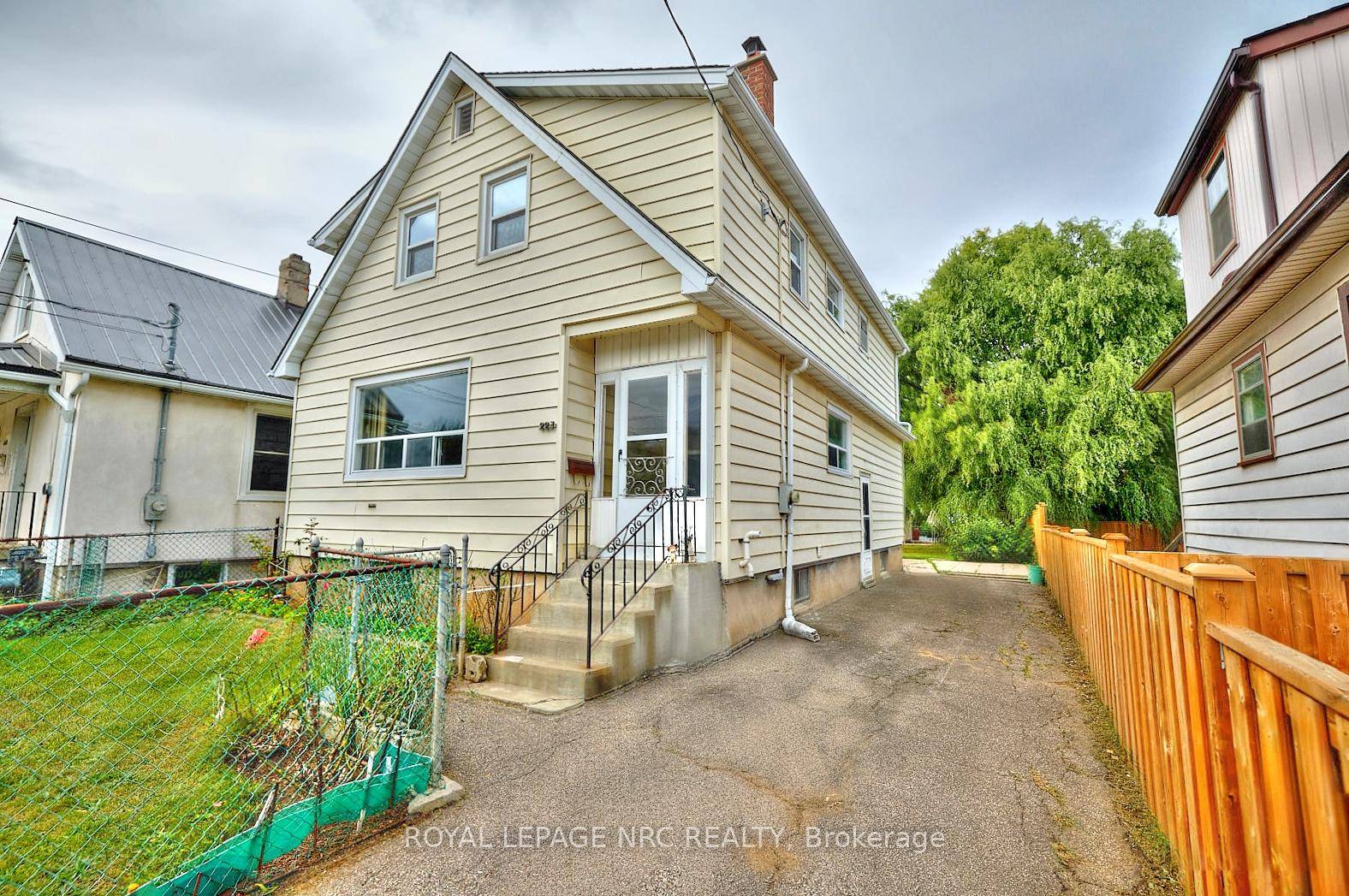 Welcome to this stunning and expansive 2 story home, perfect for first time homebuyers or large multi family households !