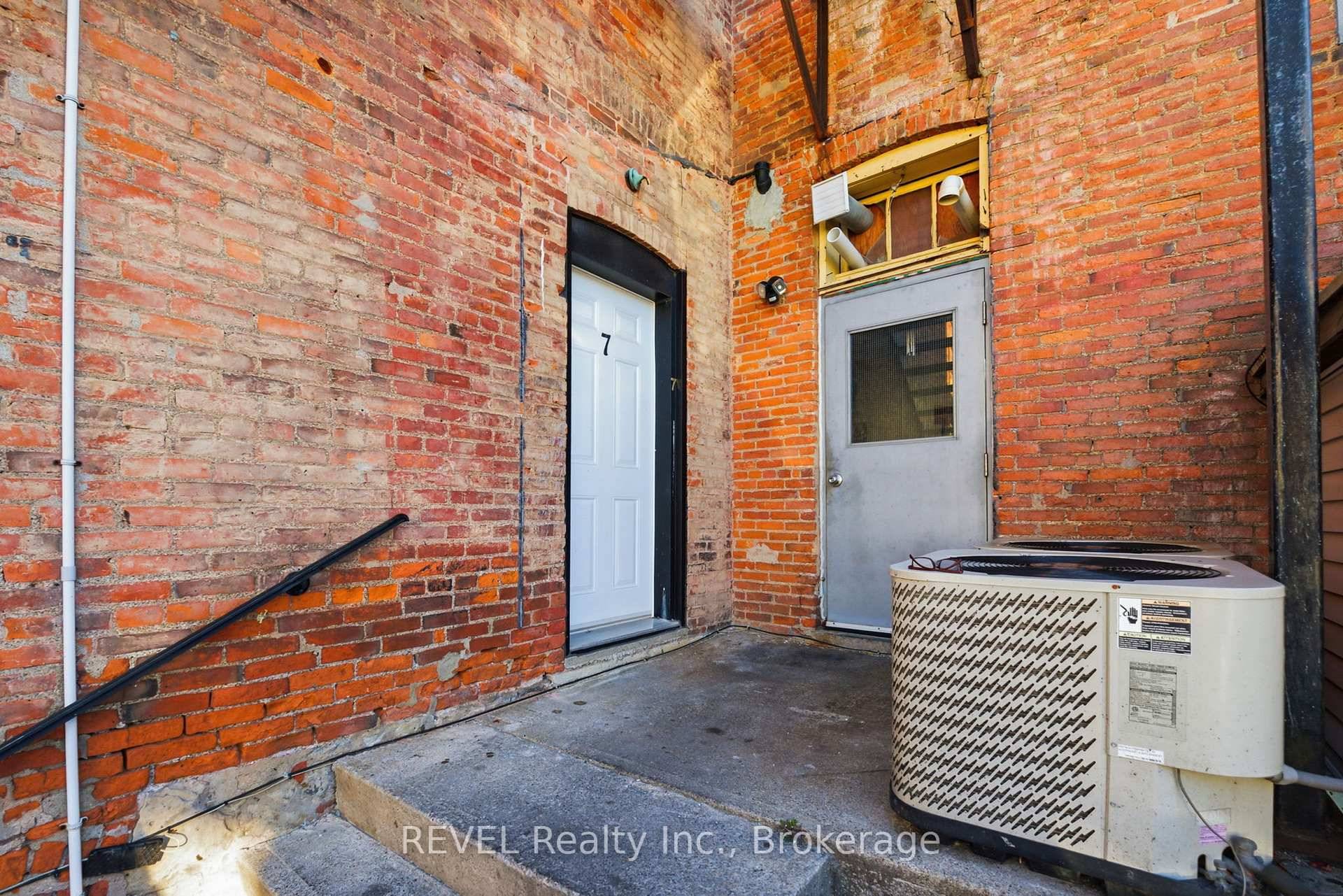 Bright and Spacious 2 Bedroom Apartment in a Great Thorold Location !